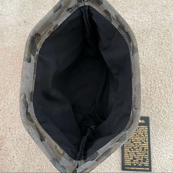 Leather make up bag with snap closure - Picture 4 of 7